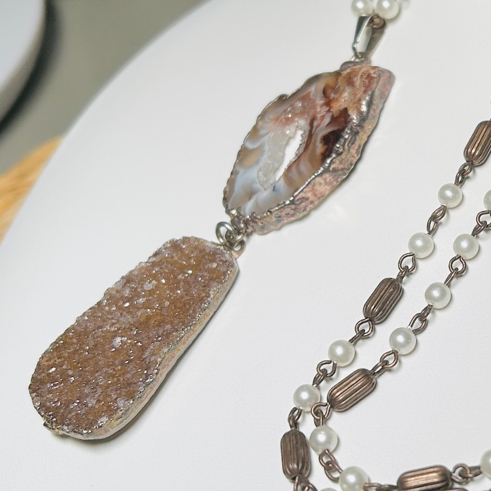 Vintage Quartz Agate Slice, Druzy, Brass Beaded and Faux Pearl Pendant Necklace - Picture 3 of 14